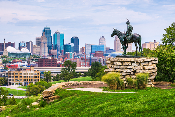 kansas city skyline with horse statue